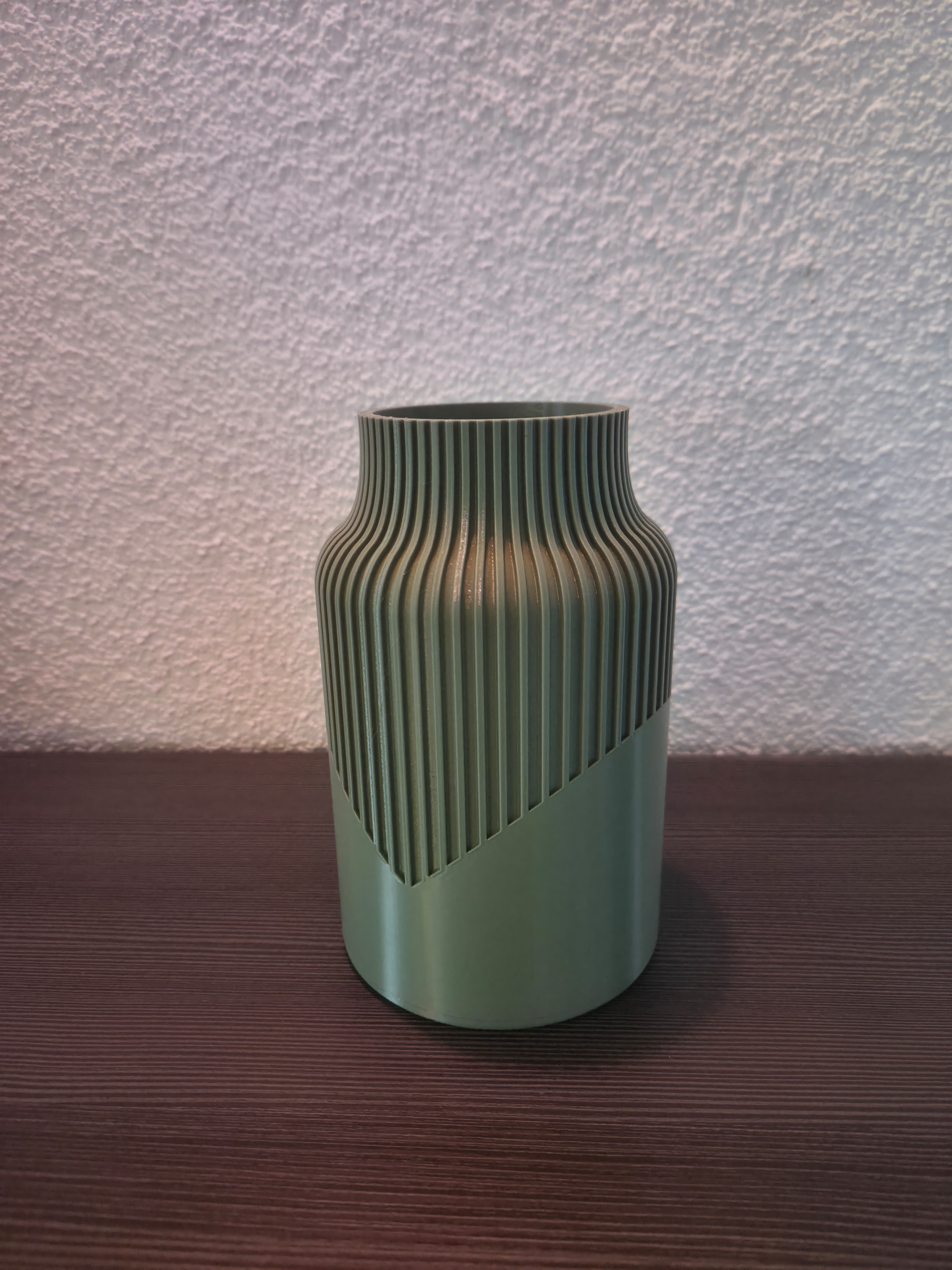 Moderne Vase 3D gedruckt – Minimalistische Deko Vase mit Rillenstruktur – Skandinavisches Design für Wohnzimmer, Tisch & Büro
