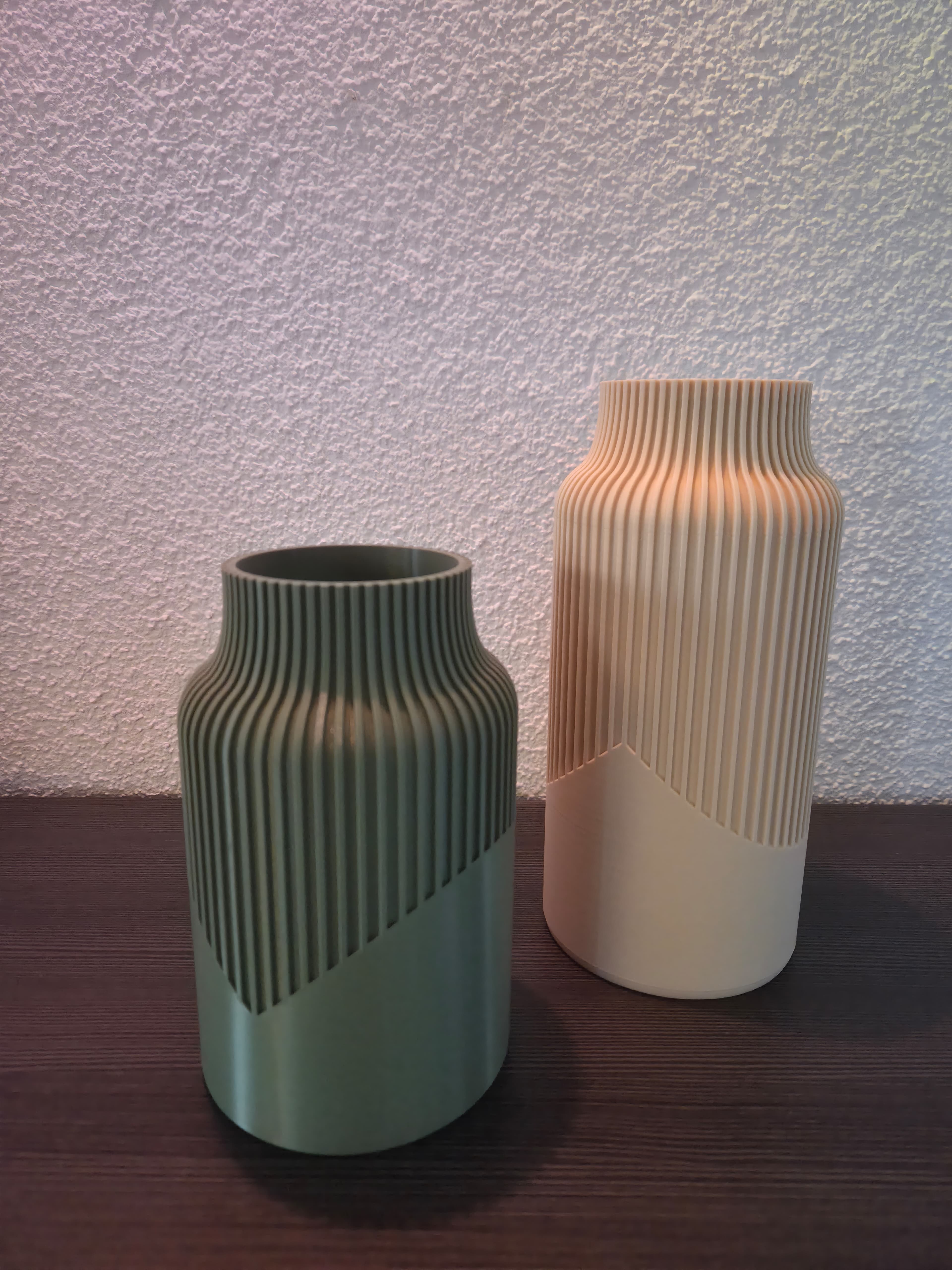 Moderne Vase 3D gedruckt – Minimalistische Deko Vase mit Rillenstruktur – Skandinavisches Design für Wohnzimmer, Tisch & Büro