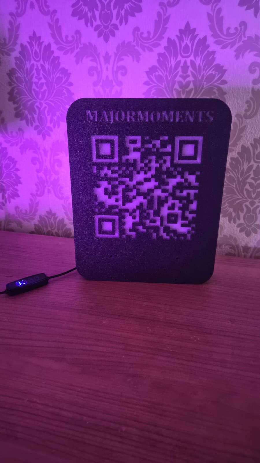 Individueller beleuchteter QR-Code Aufsteller mit und ohne Visitenkartenhalter – modern, einzigartig
