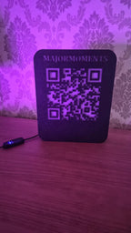 Individueller beleuchteter QR-Code Aufsteller mit und ohne Visitenkartenhalter – modern, einzigartig