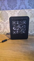 Individueller beleuchteter QR-Code Aufsteller mit und ohne Visitenkartenhalter – modern, einzigartig