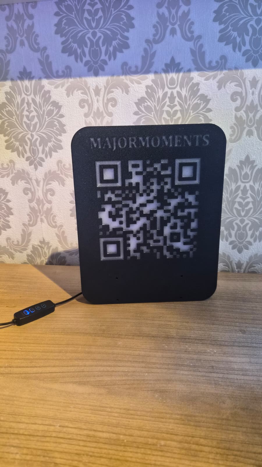 Individueller beleuchteter QR-Code Aufsteller mit und ohne Visitenkartenhalter – modern, einzigartig
