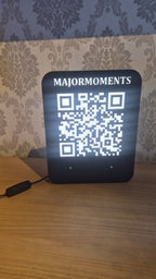 Individueller beleuchteter QR-Code Aufsteller mit und ohne Visitenkartenhalter – modern, einzigartig