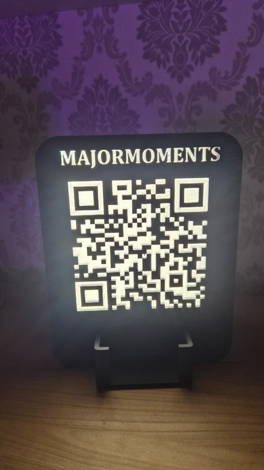 Individueller beleuchteter QR-Code Aufsteller mit und ohne Visitenkartenhalter – modern, einzigartig