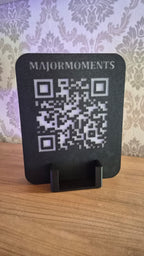 Individueller beleuchteter QR-Code Aufsteller mit und ohne Visitenkartenhalter – modern, einzigartig